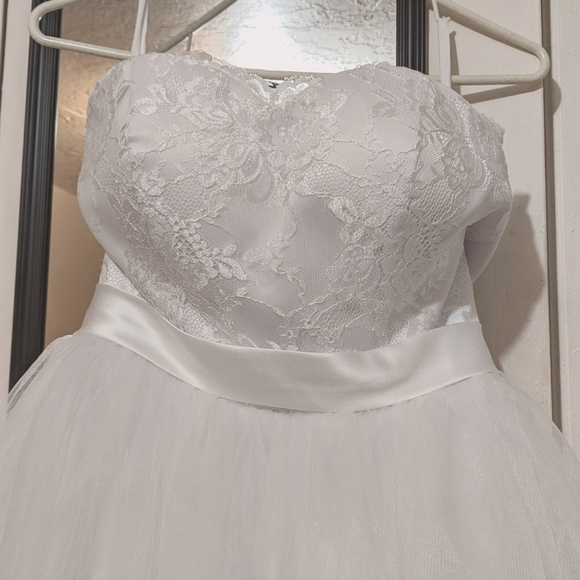 Strapless white tulle wedding dress 👰 - Picture 2 of 4